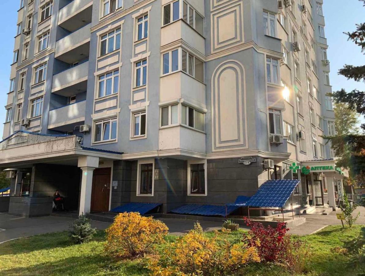 Modern Apartment Near Park Kiev Exterior photo